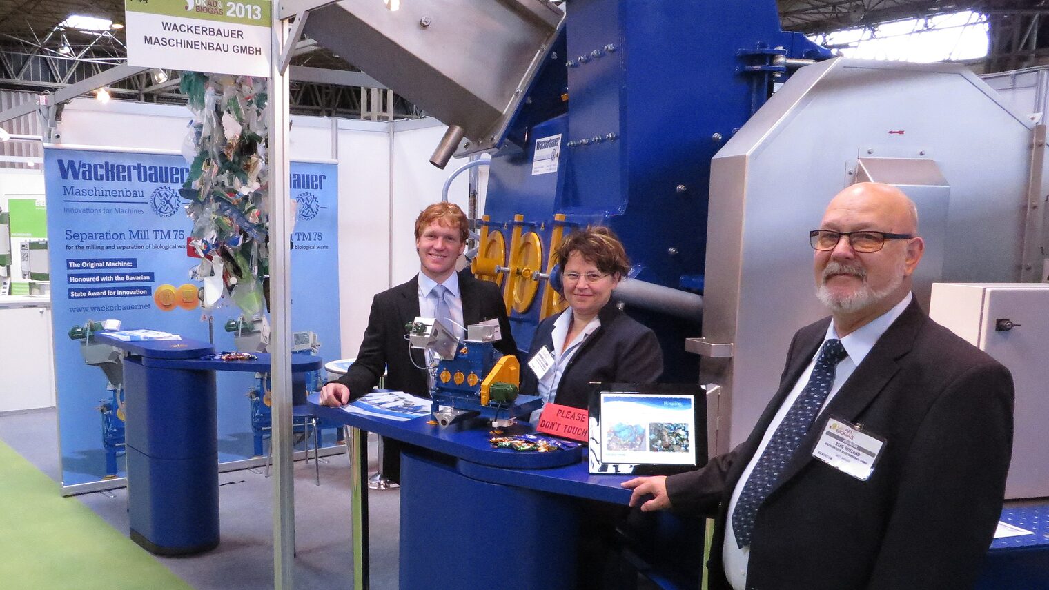 Geschäftsführerin Claudia Wackerbauer mit Martin Lohr (li.) und Rene Wieland (re.)