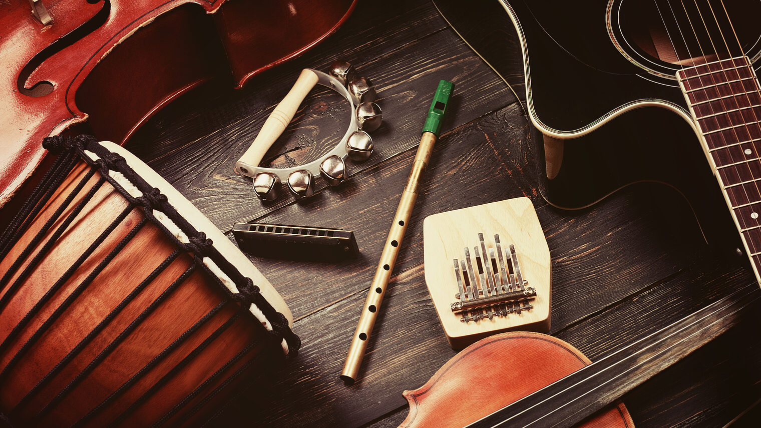 Set of musical instruments on dark wooden background: guitar, violin, harmonica, cello and others. Top view. Vintage retro effect filtered, hipster style Schlagwort(e): instrumental, instrument, music, musical, band, closeup, melody, classical, string, craft, acoustic, orchestra, rock, musician, concept, sound, symphony, tone, light, folk, guitar, equipment, modern, grey, object, audio, blues, tune, concert, classic, flute, volume, art, jazz, background, play, note, brass, stringed, metal, performance, kalimba, whistle, harmonica, guitar, viola, violin, drum, darbuka, cello, top view, instrumental, instrument, music, musical, band, closeup, melody, classical, string, craft, acoustic, orchestra, rock, musician, concept, sound, symphony, tone, light, folk, guitar, equipment, modern, grey, object, audio, blues, tune, concert, classic, flute, volume, art, jazz, background, play, note, brass, stringed, metal, performance, kalimba, whistle, harmonica, viola, violin, drum, darbuka, cello, top view