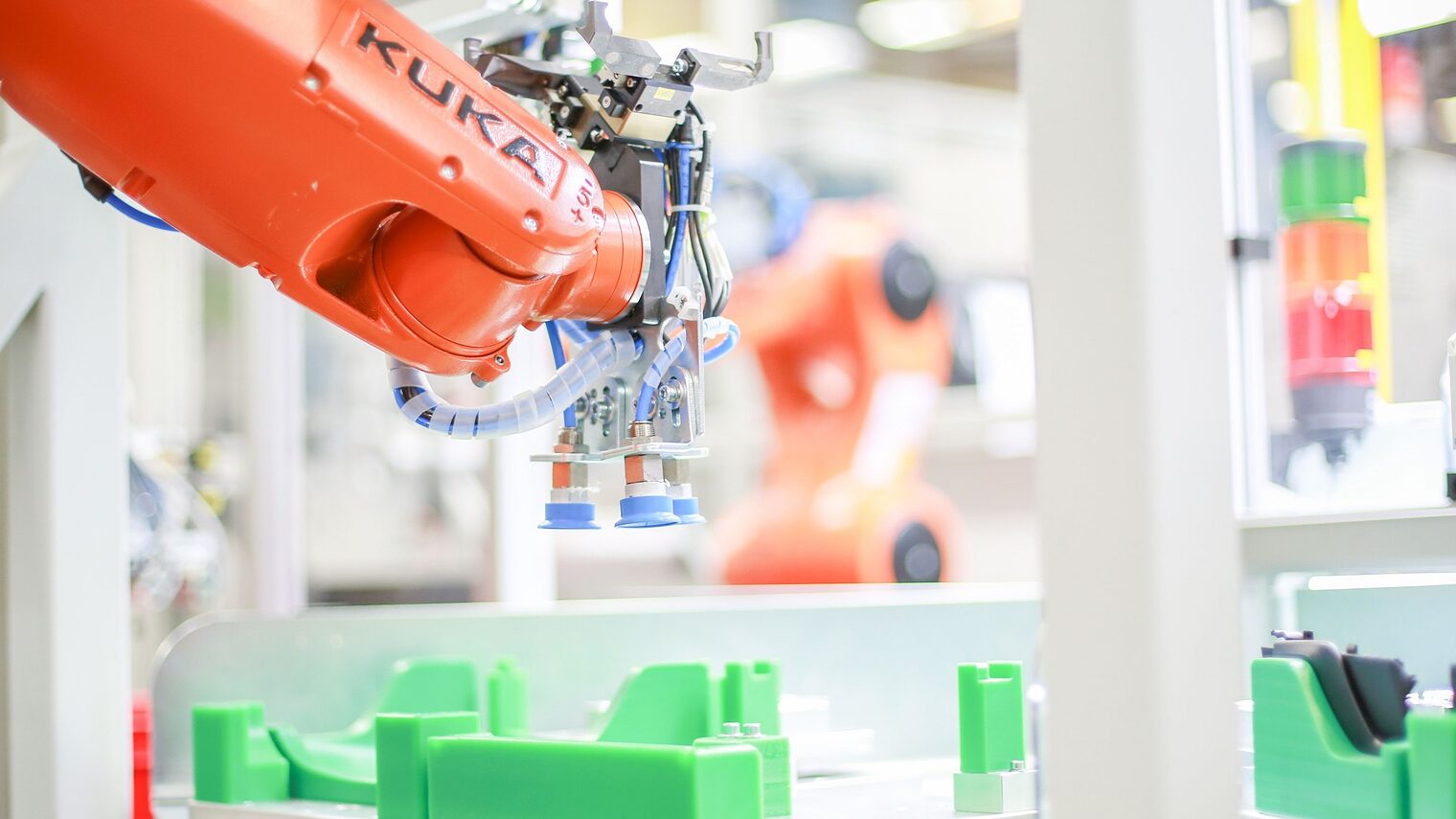 Roboterzelle zur automatisierten Endmontage von Automobilkunststoffteilen, geplant, entwickelt, programmiert und erstellt durch die Framat GmbH 